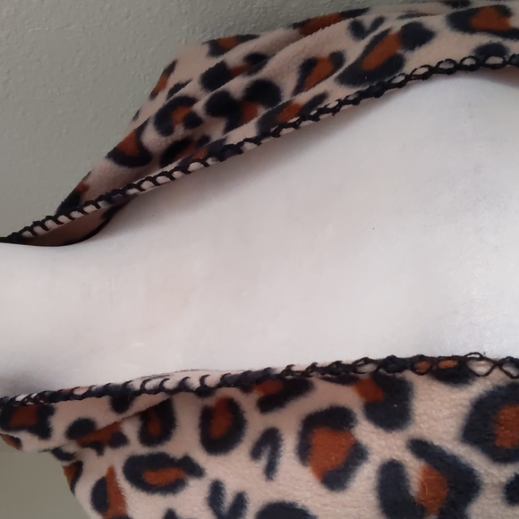 Home made fleece cover/wrap/ leopard print one size - Picture 8 of 8